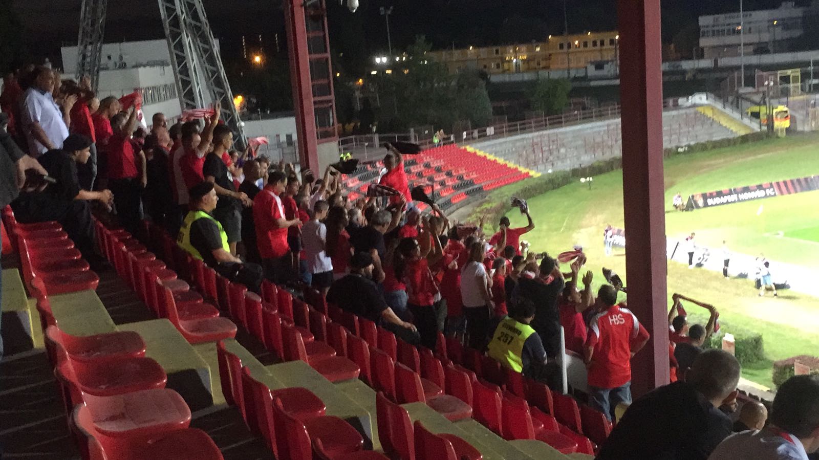 אוהדי באר שבע ביציע. עודדו במרץ (צילום: בן פנחס)